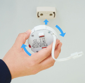 写真：天井の引掛シーリングを確認し、アダプタを取り付ける