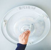 写真：電源を接続する